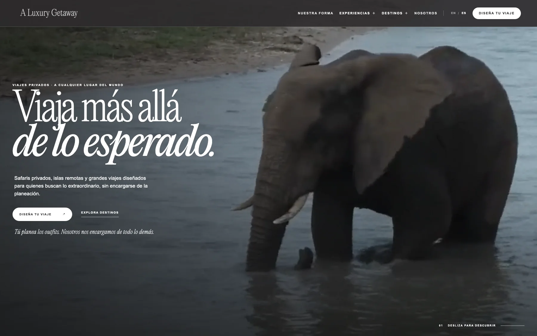 Portada de A Luxury Getaway: un elefante cruzando un río al atardecer con el titular “Viaja más allá de lo esperado.”